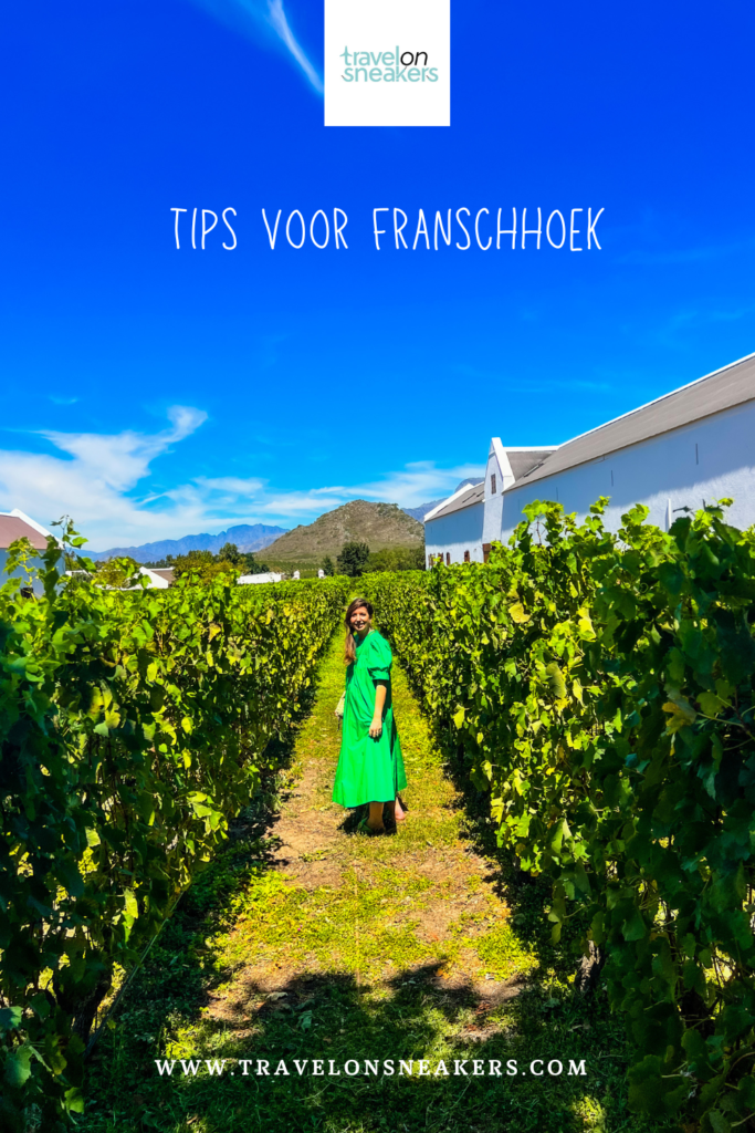 Als je een roadtrip door Zuid-Afrika plant en je houdt van wijntjes proeven en mooie wijndomeinen bezoeken, dan mogen de wijnlanden Paarl, Stellenbosch en Franschhoek absoluut niet ontbreken op je reisplanning. Want in de Kaapse wijnlanden, die zich op een uurtje van Kaapstad bevinden, vind je de beste wijndomeinen van Zuid-Afrika en kan je ook superlekker eten. Wijn proeven én lekker eten zijn eigenlijk de beste tips die ik je kan geven als je van plan bent om een paar nachtjes te verblijven in het pittoreske Franschhoek. 